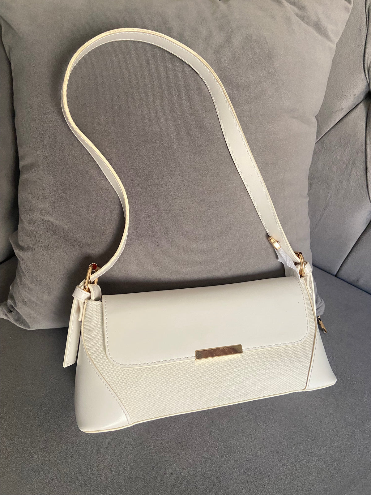 Zoya Shoulder bag